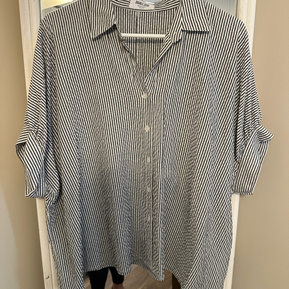 Boutique Top! Double Zero brand button down!
